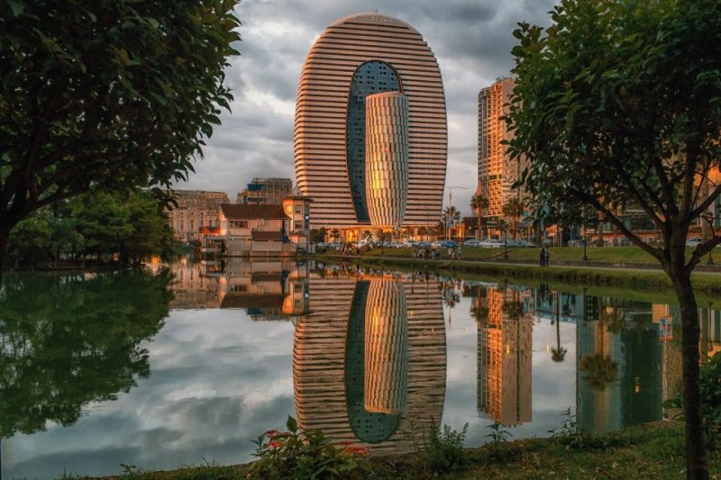 gruziia-gorod-batumi-zdaniia-doma-otel-courtyard-marriott-pr.jpg